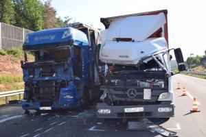 Aus dem blauen Sattelzug mussten Einsatzkräfte einen 50-Jährigen befreien. Der Fahrer war schwer verletzt und eingeklemmt.