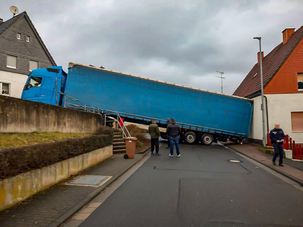 Heute Morgen versperrte ein querstehender Lkw die Burg- und Friedhofstraße in Herborn-Seelbach.