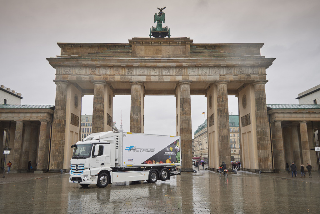 Vollelektrische Versorgung von Supermärkten in Berlin: EDEKA startet Praxistest des Mercedes-Benz eActros Fully electric transport to supermarkets in Berlin: EDEKA starts on-road test of the Mercedes-Benz eActros